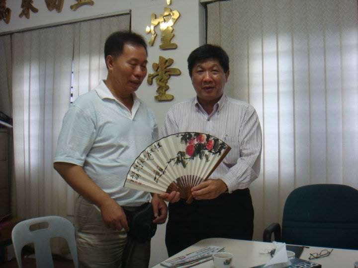 中国四川罗明东宗亲赠送他所画和题字的扇给马来西亚罗氏公会署理主席罗夫留念