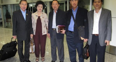 世羅代表團抵達吉隆坡機場 左起：羅豪傑 羅韓美珍 羅健華 羅道樓 羅煒達