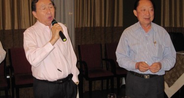 世羅會長羅豪傑正在盡興卡拉OK表情多認真