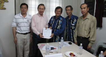 馬來西亞羅氏公會主席羅志明遞交入會表予世羅會長羅豪傑